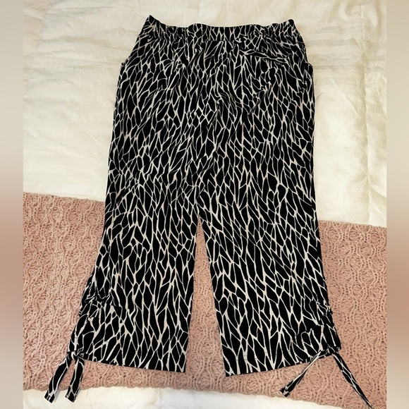 Chicos Zenergy black/white patterned capris - Picture 3 of 3